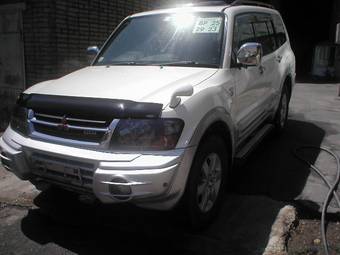 2000 Mitsubishi Pajero Pictures