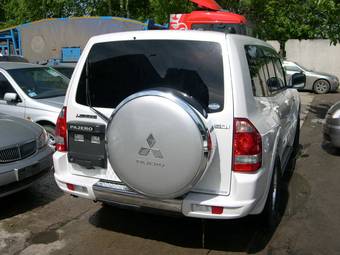 2002 Mitsubishi Pajero Photos