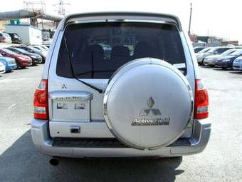 2005 Mitsubishi Pajero Photos