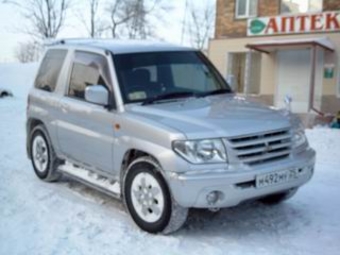 Mitsubishi pajero io 2001