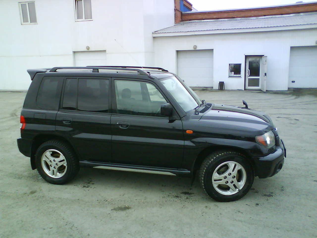 Mitsubishi pajero io 2001