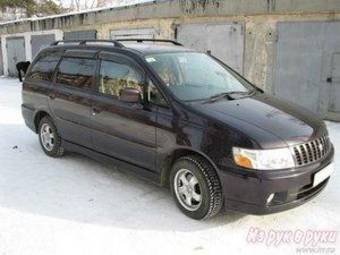 2000 Nissan Bassara Pictures