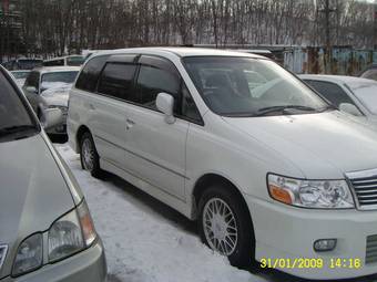 2000 Nissan Bassara Pictures