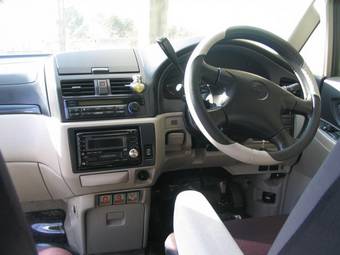 2000 Nissan Bassara Pictures