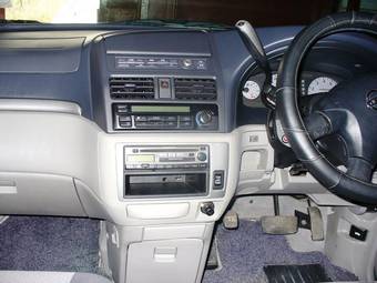 2001 Nissan Bassara Photos