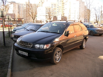 Nissan r nessa 2000