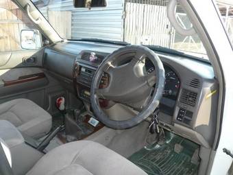 2000 Nissan Safari Pictures