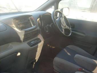 1999 Nissan Serena Pictures