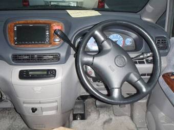 2001 Nissan Serena Photos