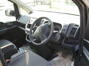 2005 Nissan Serena Photos