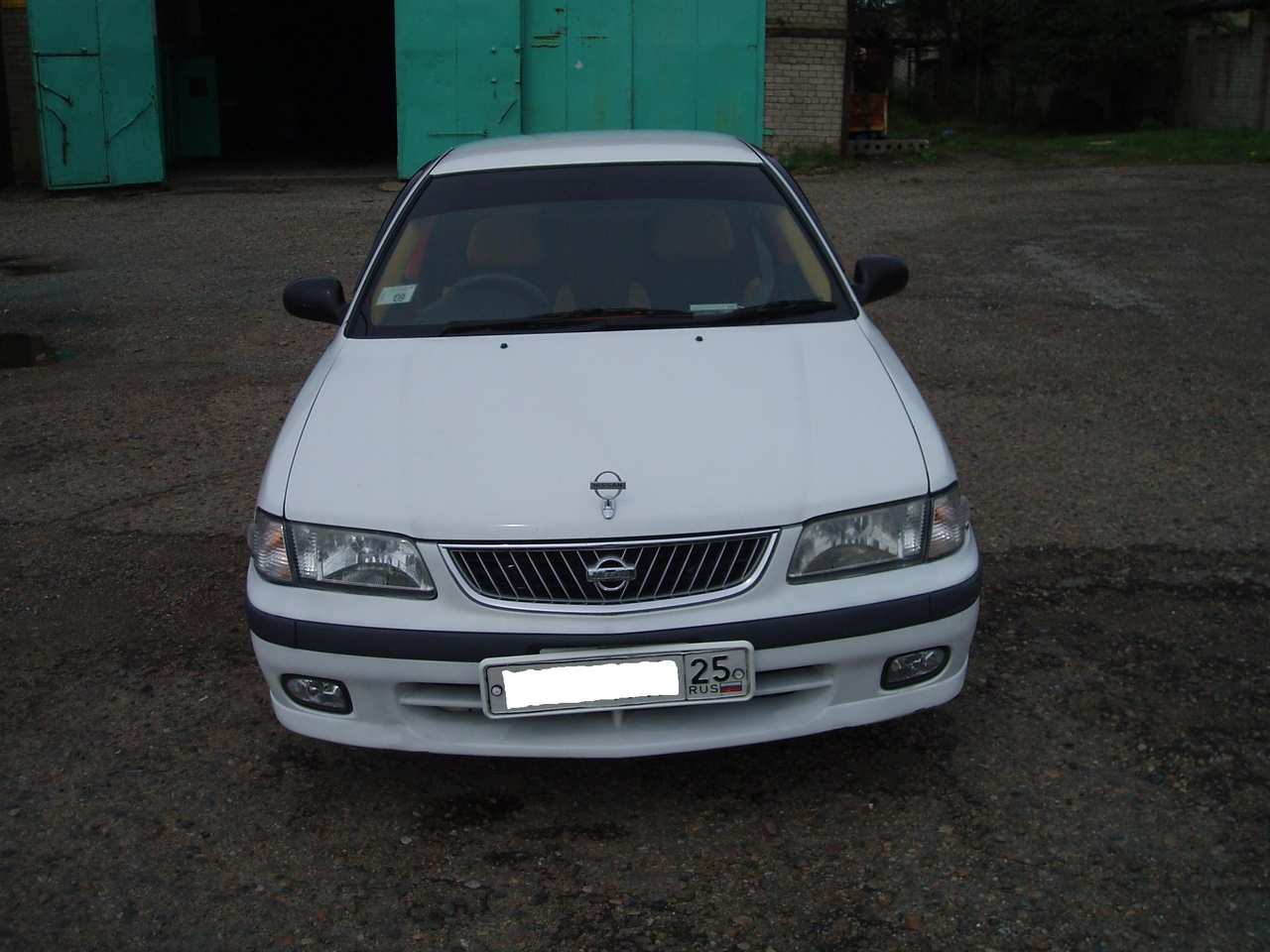 Nissan sunny 2000 год