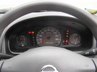 2004 Nissan Sunny Pictures