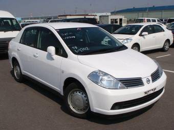 2005 Nissan Tiida Photos