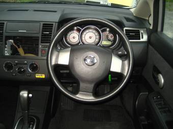 2005 Nissan Tiida Pictures