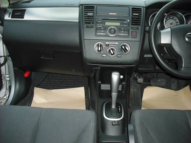 Nissan Tiida 2008 седан салон