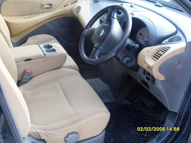 2000 Nissan Tino