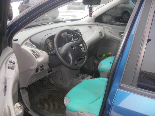 2001 Nissan Tino