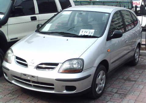 2001 Nissan Tino Pictures
