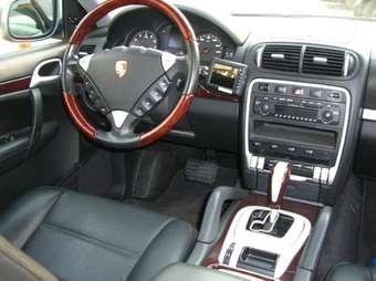 2004 Porsche Cayenne Pictures