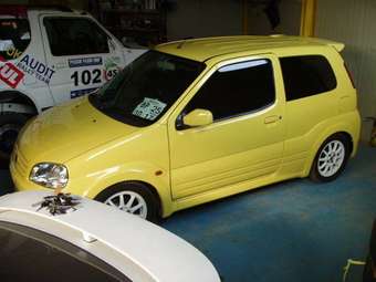 2003 Suzuki Swift Images