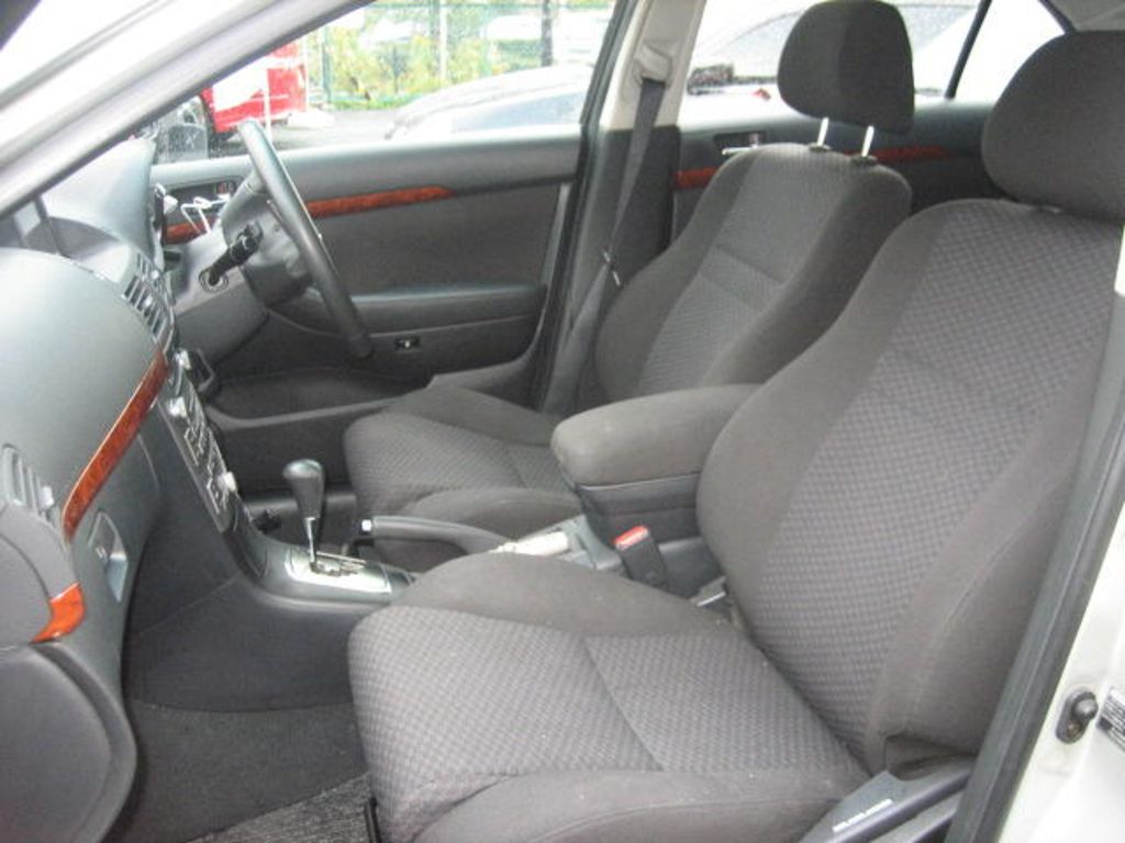 2004 Toyota Avensis