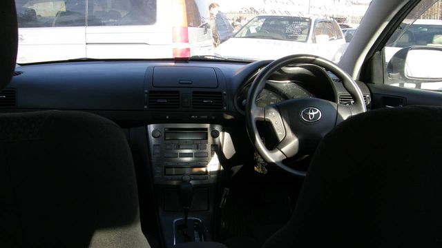 2004 Toyota Avensis