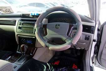 2002 Toyota Crown Pictures