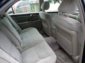 2002 Toyota Crown Photos