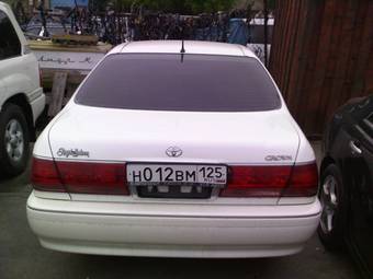 2002 Toyota Crown Photos