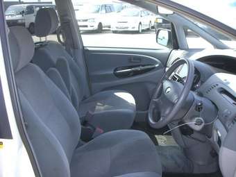 2002 Toyota Estima Photos