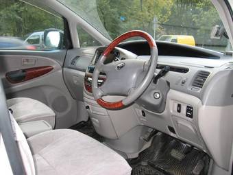 2002 Toyota Estima Photos