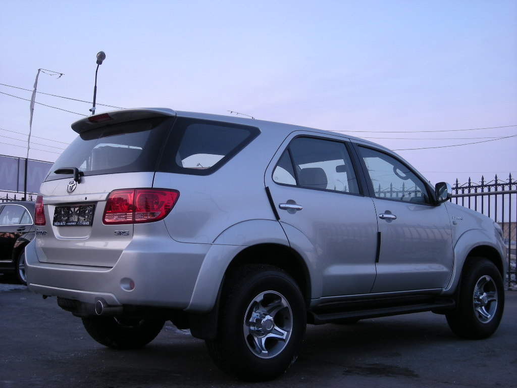 Toyota fortuner 2006 год