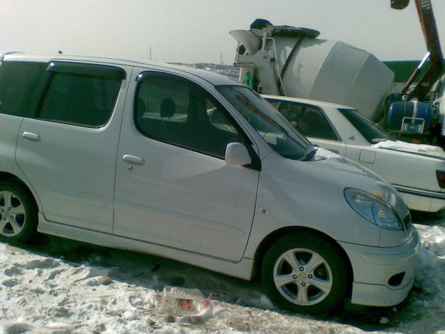 Toyota funcargo 2004