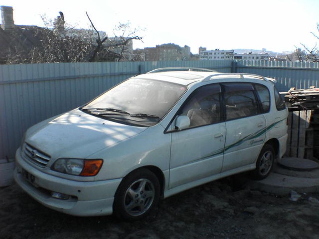 2000 Toyota Ipsum