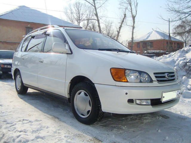 2000 Toyota Ipsum