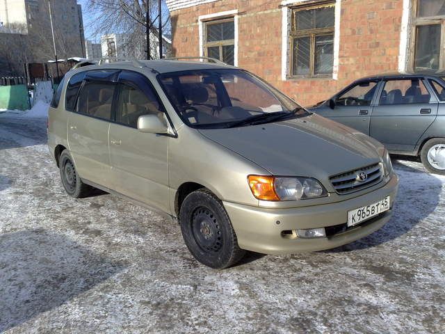 Toyota ipsum 2000 года