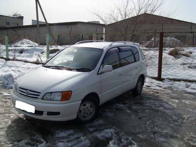 2000 Toyota Ipsum