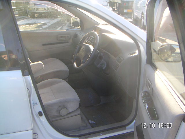 2000 Toyota Ipsum Pictures