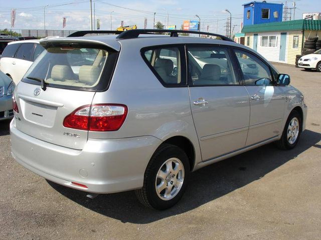 2003 Toyota Ipsum