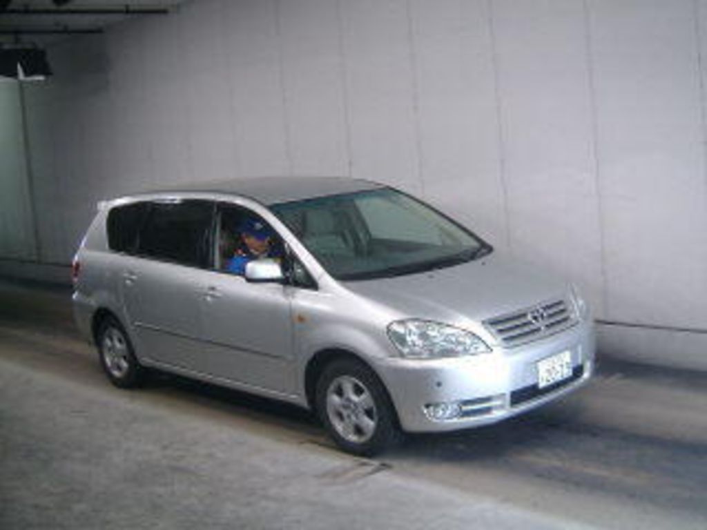 2003 Toyota Ipsum