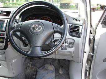 2003 Toyota Ipsum Pictures