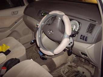 2004 Toyota Isis Photos