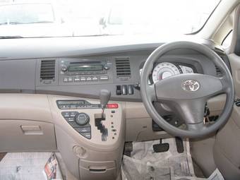 2004 Toyota Isis Photos