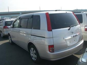 2004 Toyota Isis Pictures