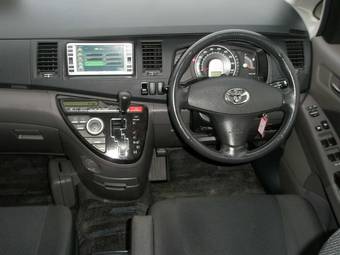 2004 Toyota Isis Pictures