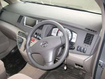 2005 Toyota Isis Pics