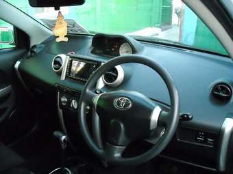 2003 Toyota ist Photos