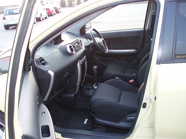 2004 Toyota ist