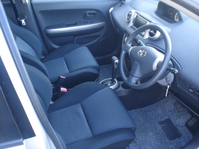 2005 Toyota ist