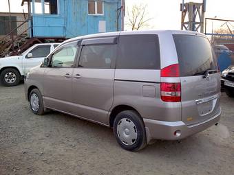 Toyota noah 2003 год